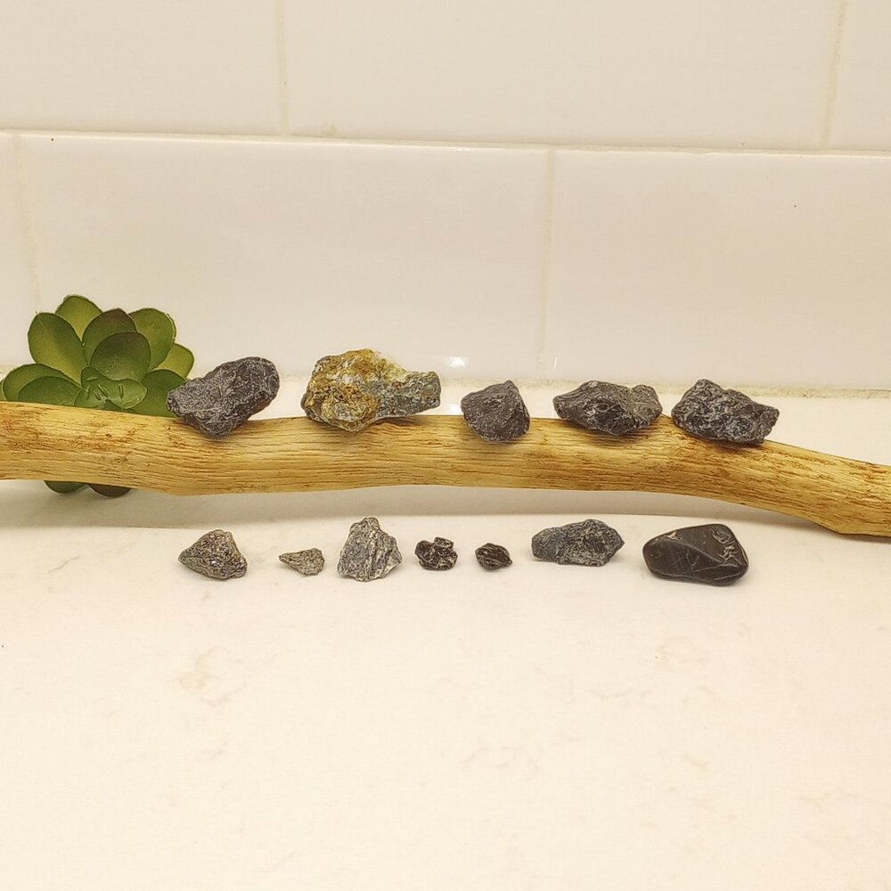 Lot of 12 onyx/obsidian raw/rough gems